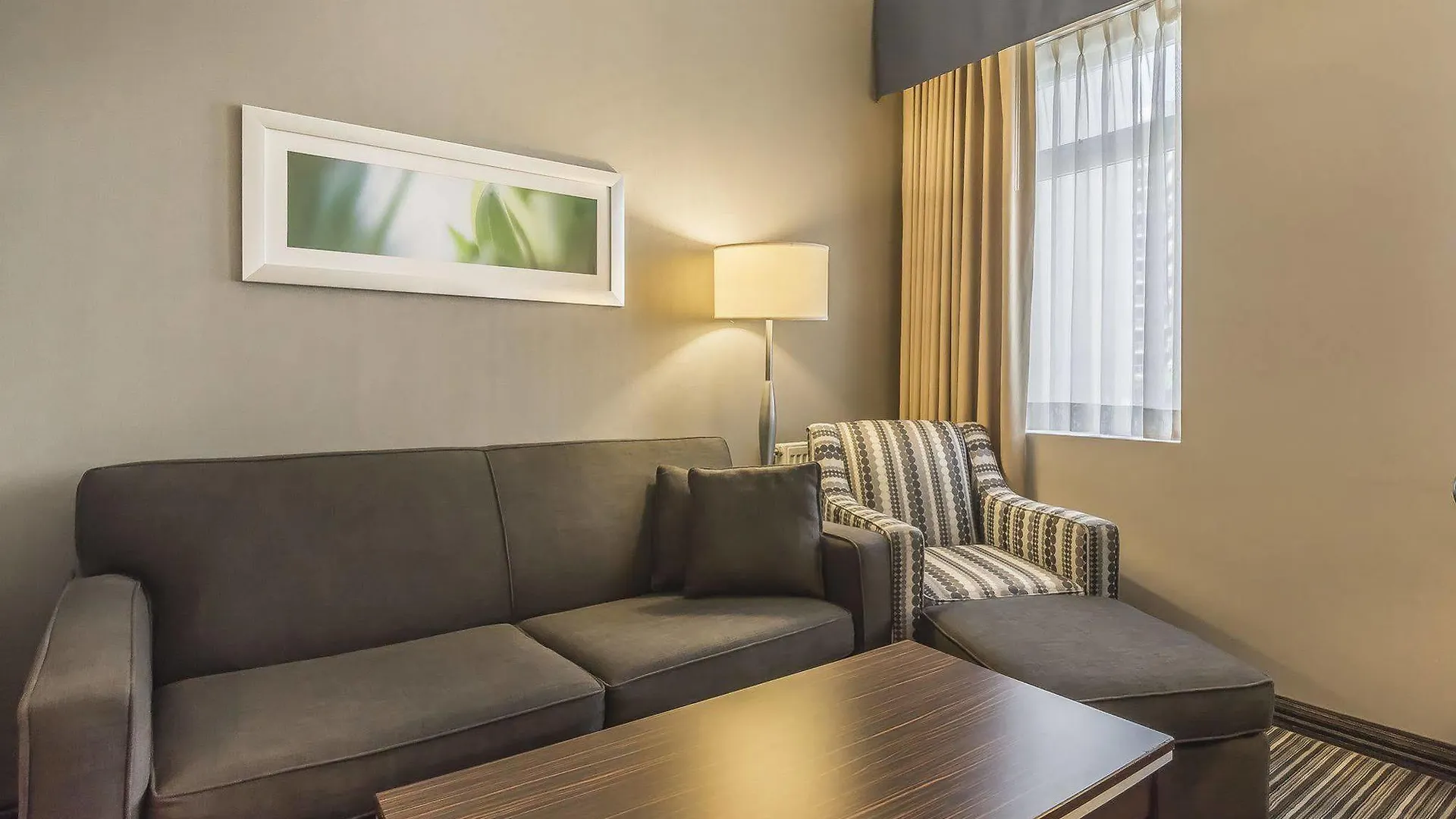 מלון Comfort Inn Toronto City Centre