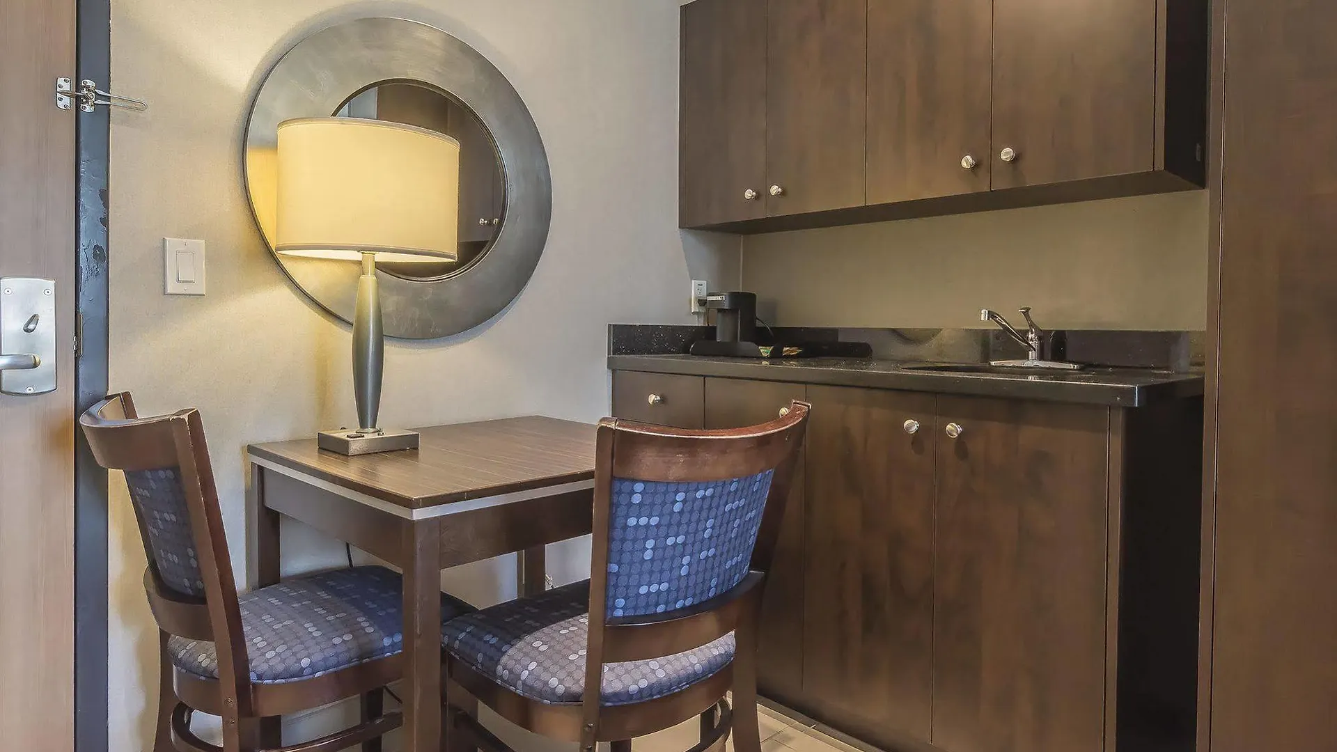 מלון Comfort Inn Toronto City Centre