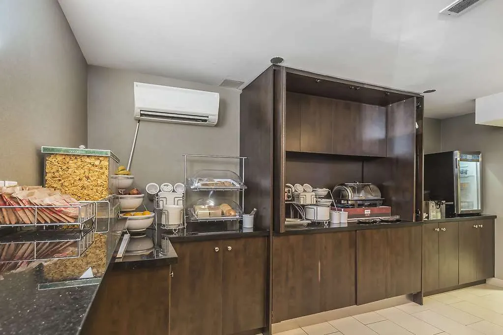 מלון Comfort Inn Toronto City Centre