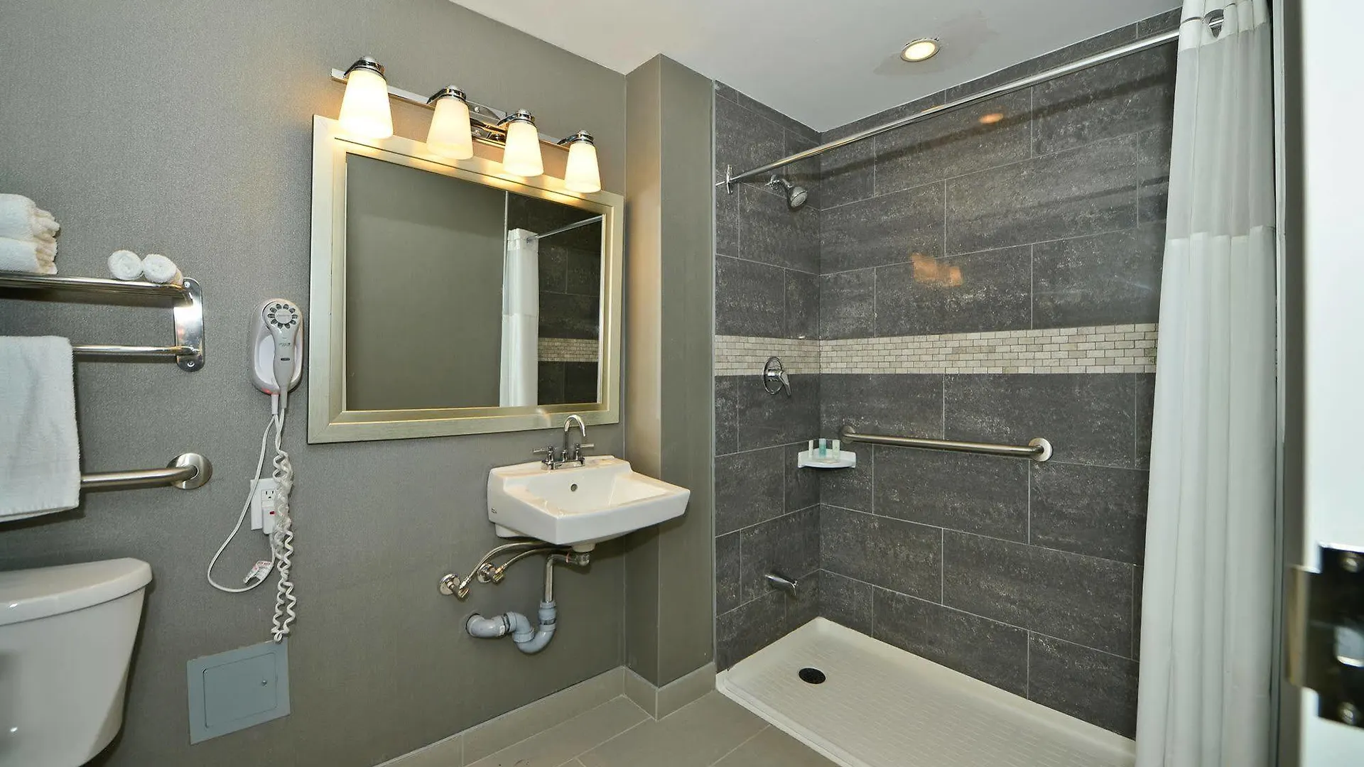מלון Comfort Inn Toronto City Centre